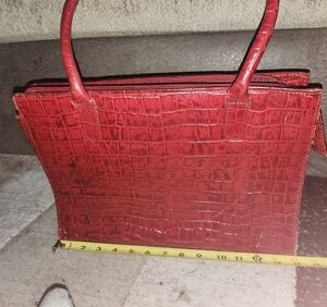 Chic Red Crocodile-Embossed Shoulder Bag